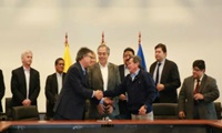 El gobierno colombiano y el ELN retomaron la mesa de diálogo y evaluarán un nuevo cese al fuego