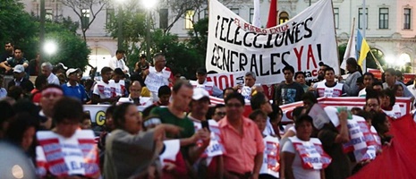 Vizcarra asume la presidencia de Perú en medio de marchas que reclaman “que se vayan todos”